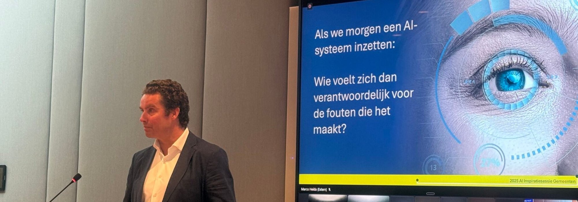 Marco Heida tijdens een keynote, met op het scherm de vraag wie zich verantwoordelijk voelt voor de fouten die een AI-systeem maakt